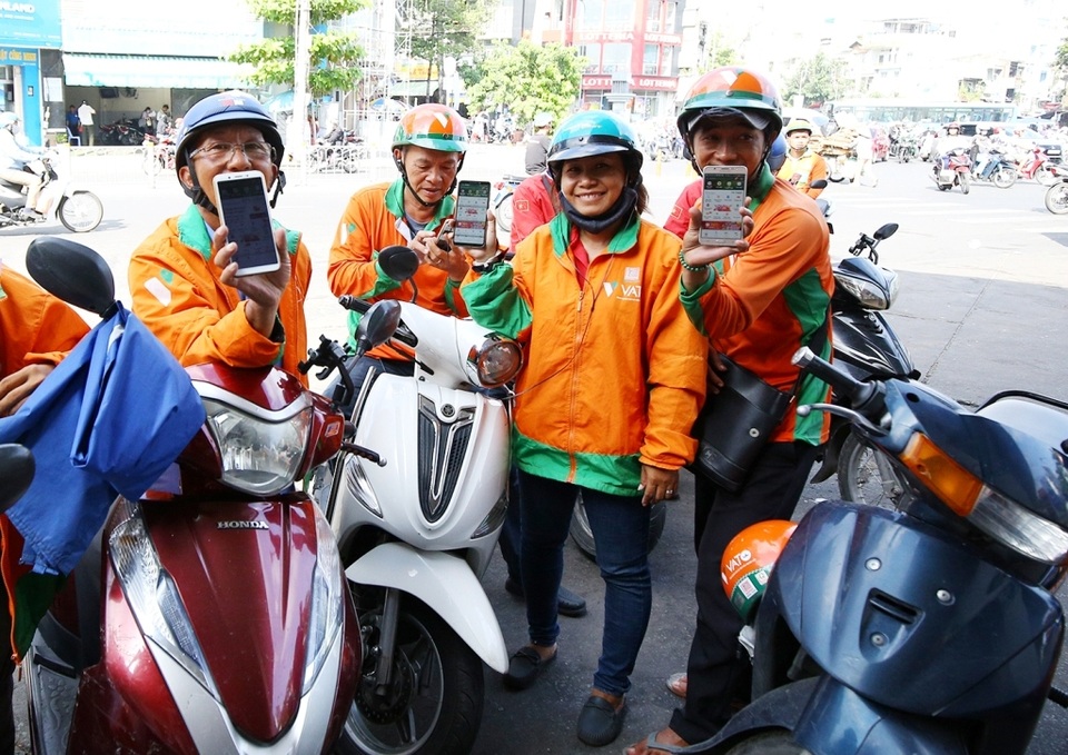 Người dân TPHCM xếp hàng rồng rắn chờ đổ xăng khuyến mãi 50% - 9 Người dân TPHCM xếp hàng rồng rắn chờ đổ xăng khuyến mãi 50% - 9