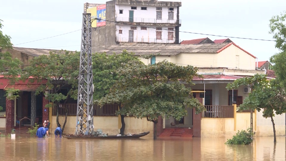 Lũ cuốn trôi cầu phao, hơn 3.000m đê bị sạt lở - 6 Lũ cuốn trôi cầu phao, hơn 3.000m đê bị sạt lở - 6