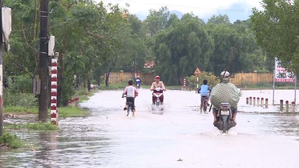 Lũ cuốn trôi cầu phao, hơn 3.000m đê bị sạt lở - 5 Lũ cuốn trôi cầu phao, hơn 3.000m đê bị sạt lở - 5