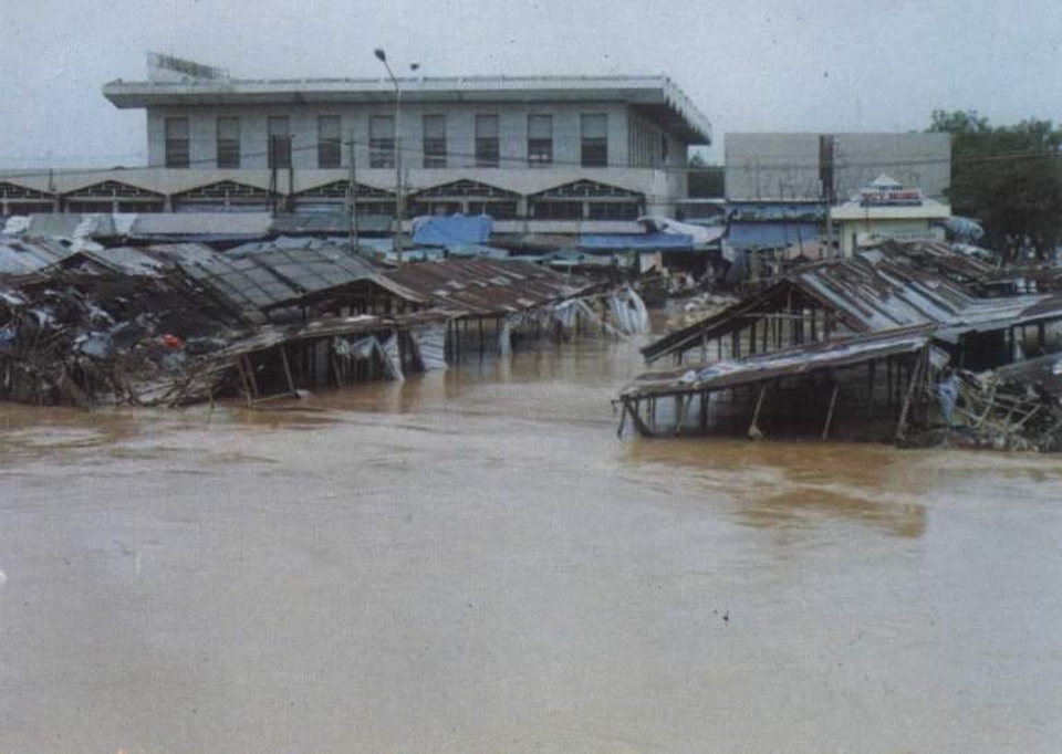 Nhìn lại hình ảnh trận lũ kinh hoàng năm 1999 cướp sinh mạng 352 người - 6 Nhìn lại hình ảnh trận lũ kinh hoàng năm 1999 cướp sinh mạng 352 người - 6