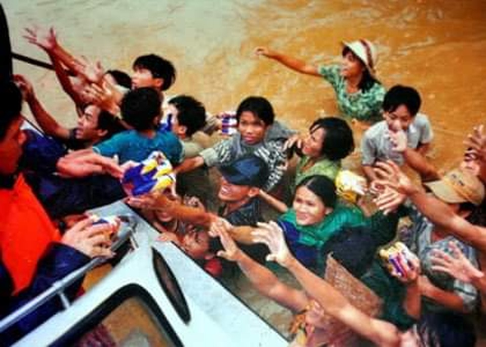 Nhìn lại hình ảnh trận lũ kinh hoàng năm 1999 cướp sinh mạng 352 người - 13 Nhìn lại hình ảnh trận lũ kinh hoàng năm 1999 cướp sinh mạng 352 người - 13