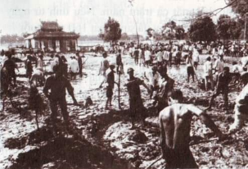 Nhìn lại hình ảnh trận lũ kinh hoàng năm 1999 cướp sinh mạng 352 người - 21 Nhìn lại hình ảnh trận lũ kinh hoàng năm 1999 cướp sinh mạng 352 người - 21