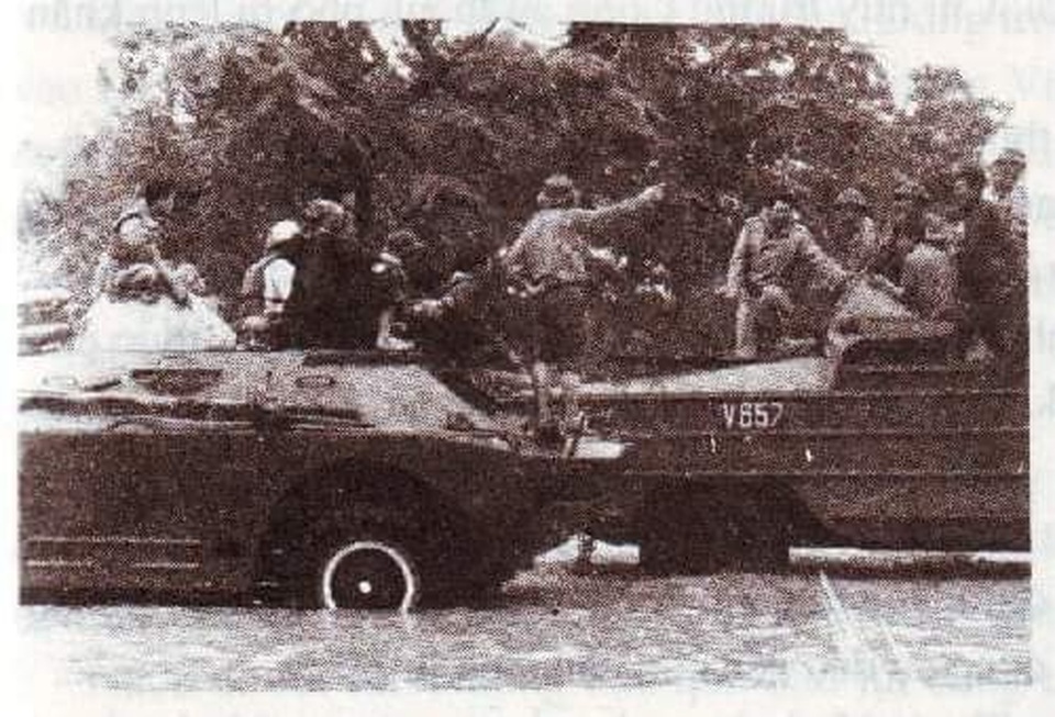 Nhìn lại hình ảnh trận lũ kinh hoàng năm 1999 cướp sinh mạng 352 người - 11 Nhìn lại hình ảnh trận lũ kinh hoàng năm 1999 cướp sinh mạng 352 người - 11