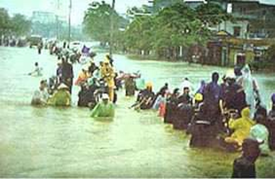 Nhìn lại hình ảnh trận lũ kinh hoàng năm 1999 cướp sinh mạng 352 người - 16 Nhìn lại hình ảnh trận lũ kinh hoàng năm 1999 cướp sinh mạng 352 người - 16