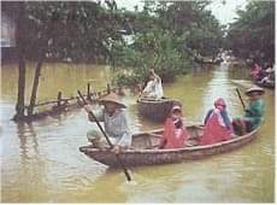 Nhìn lại hình ảnh trận lũ kinh hoàng năm 1999 cướp sinh mạng 352 người - 17 Nhìn lại hình ảnh trận lũ kinh hoàng năm 1999 cướp sinh mạng 352 người - 17