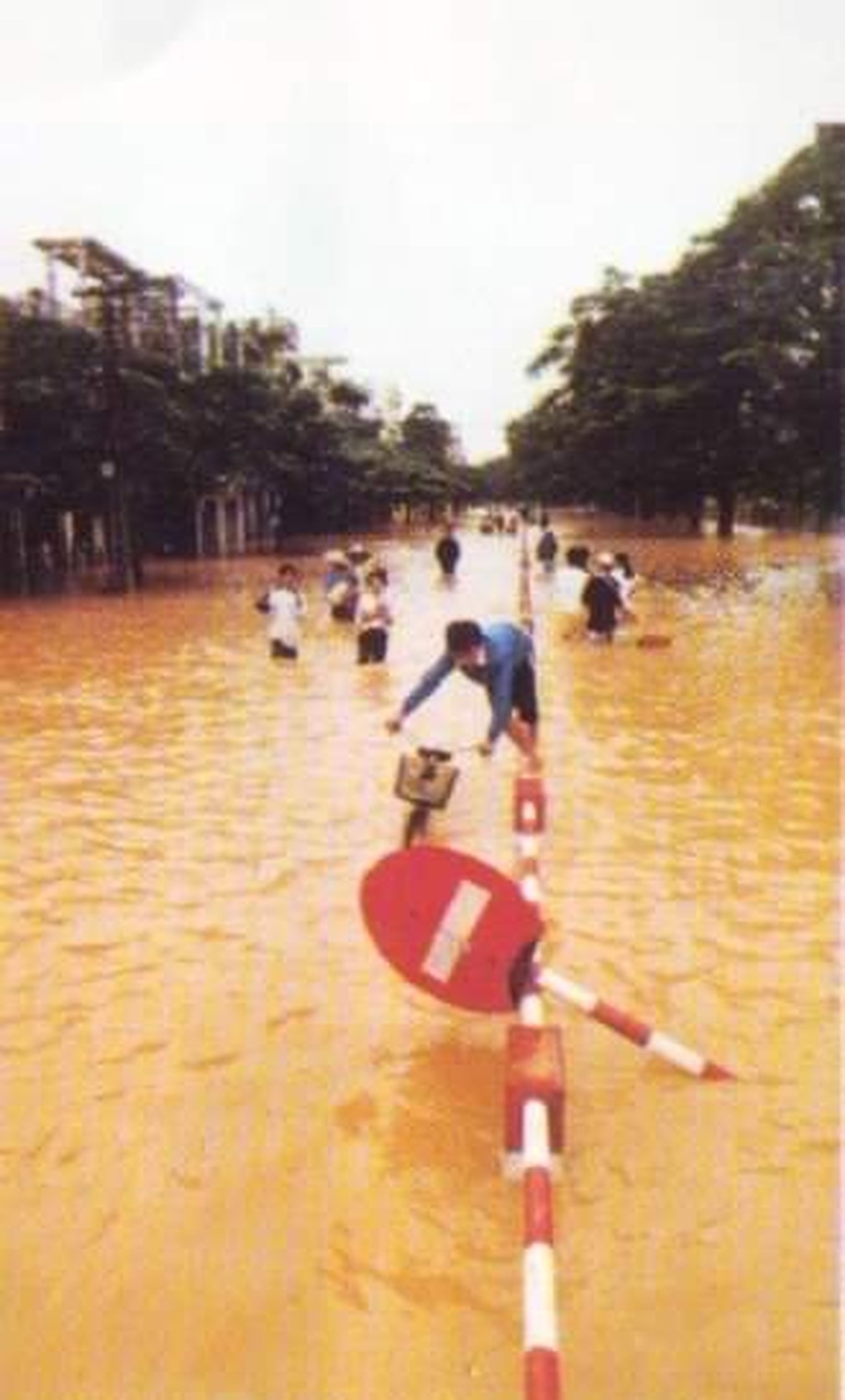 Nhìn lại hình ảnh trận lũ kinh hoàng năm 1999 cướp sinh mạng 352 người - 15 Nhìn lại hình ảnh trận lũ kinh hoàng năm 1999 cướp sinh mạng 352 người - 15