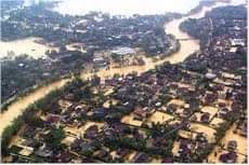 Nhìn lại hình ảnh trận lũ kinh hoàng năm 1999 cướp sinh mạng 352 người - 8 Nhìn lại hình ảnh trận lũ kinh hoàng năm 1999 cướp sinh mạng 352 người - 8
