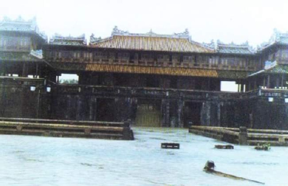 Nhìn lại hình ảnh trận lũ kinh hoàng năm 1999 cướp sinh mạng 352 người - 7 Nhìn lại hình ảnh trận lũ kinh hoàng năm 1999 cướp sinh mạng 352 người - 7