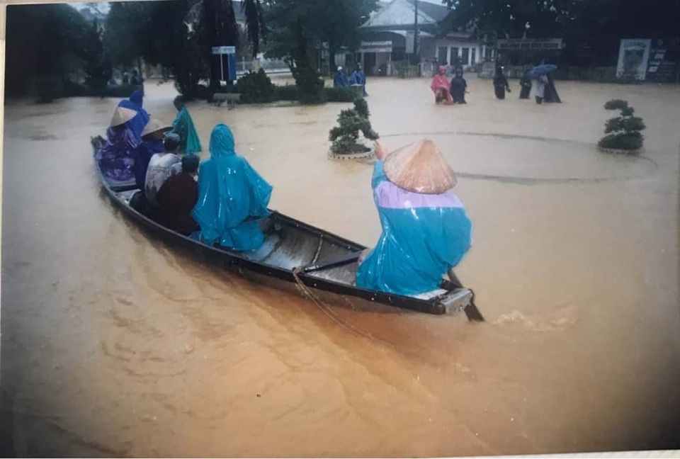 Nhìn lại hình ảnh trận lũ kinh hoàng năm 1999 cướp sinh mạng 352 người - 14 Nhìn lại hình ảnh trận lũ kinh hoàng năm 1999 cướp sinh mạng 352 người - 14