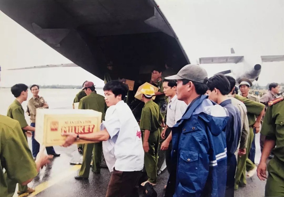 Nhìn lại hình ảnh trận lũ kinh hoàng năm 1999 cướp sinh mạng 352 người - 19 Nhìn lại hình ảnh trận lũ kinh hoàng năm 1999 cướp sinh mạng 352 người - 19