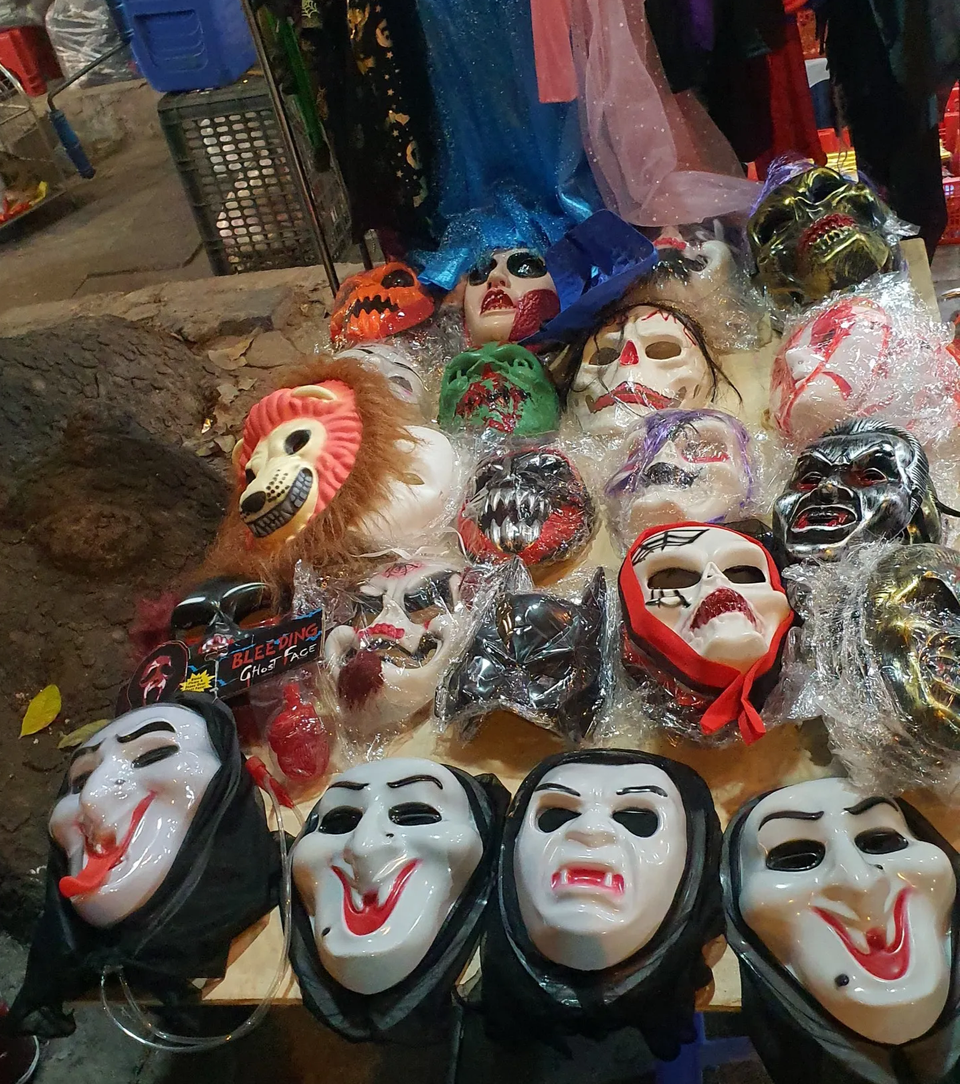 Phố Hàng Mã thưa thớt lạ lùng đúng đêm Halloween - 12 Phố Hàng Mã thưa thớt lạ lùng đúng đêm Halloween - 12