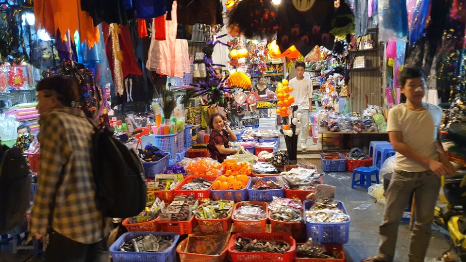 Phố Hàng Mã thưa thớt lạ lùng đúng đêm Halloween - 6 Phố Hàng Mã thưa thớt lạ lùng đúng đêm Halloween - 6