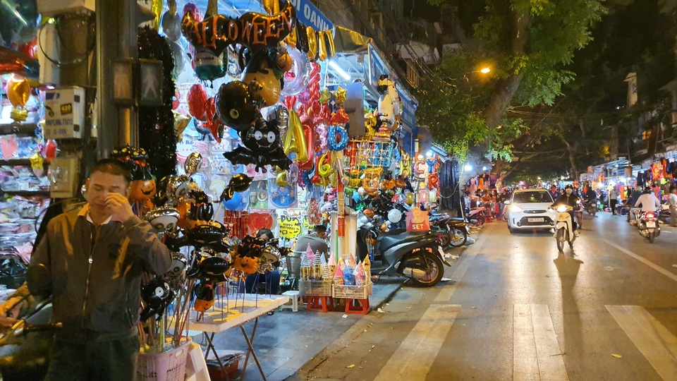 Phố Hàng Mã thưa thớt lạ lùng đúng đêm Halloween - 1 Phố Hàng Mã thưa thớt lạ lùng đúng đêm Halloween - 1