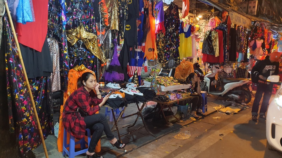 Phố Hàng Mã thưa thớt lạ lùng đúng đêm Halloween - 4 Phố Hàng Mã thưa thớt lạ lùng đúng đêm Halloween - 4