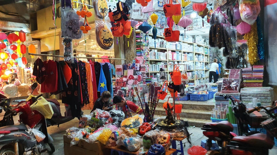Phố Hàng Mã thưa thớt lạ lùng đúng đêm Halloween - 11 Phố Hàng Mã thưa thớt lạ lùng đúng đêm Halloween - 11