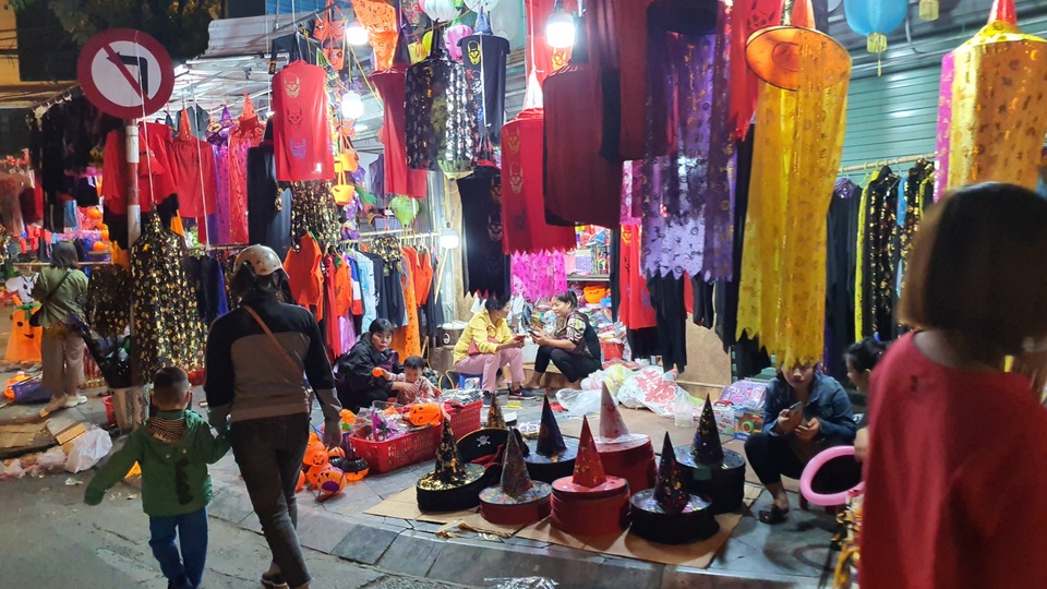 Phố Hàng Mã thưa thớt lạ lùng đúng đêm Halloween - 13 Phố Hàng Mã thưa thớt lạ lùng đúng đêm Halloween - 13