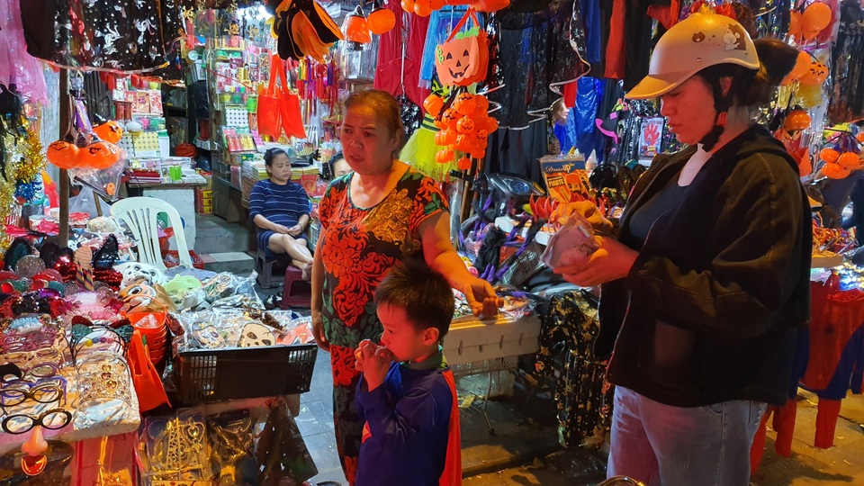 Phố Hàng Mã thưa thớt lạ lùng đúng đêm Halloween - 9 Phố Hàng Mã thưa thớt lạ lùng đúng đêm Halloween - 9