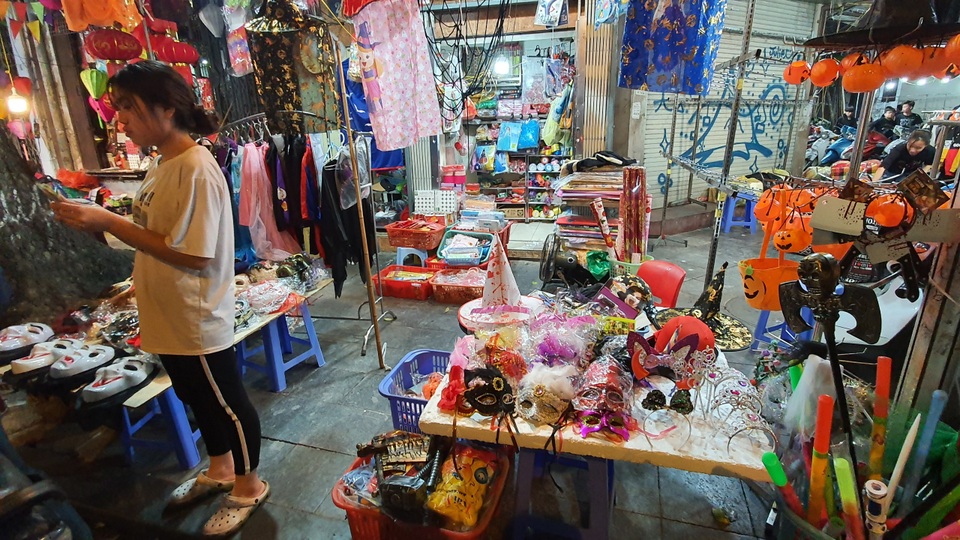 Phố Hàng Mã thưa thớt lạ lùng đúng đêm Halloween - 2 Phố Hàng Mã thưa thớt lạ lùng đúng đêm Halloween - 2