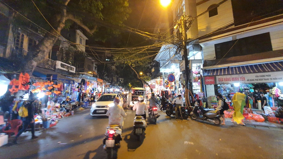 Phố Hàng Mã thưa thớt lạ lùng đúng đêm Halloween - 3 Phố Hàng Mã thưa thớt lạ lùng đúng đêm Halloween - 3