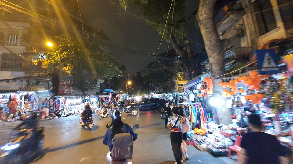 Phố Hàng Mã thưa thớt lạ lùng đúng đêm Halloween - 7 Phố Hàng Mã thưa thớt lạ lùng đúng đêm Halloween - 7