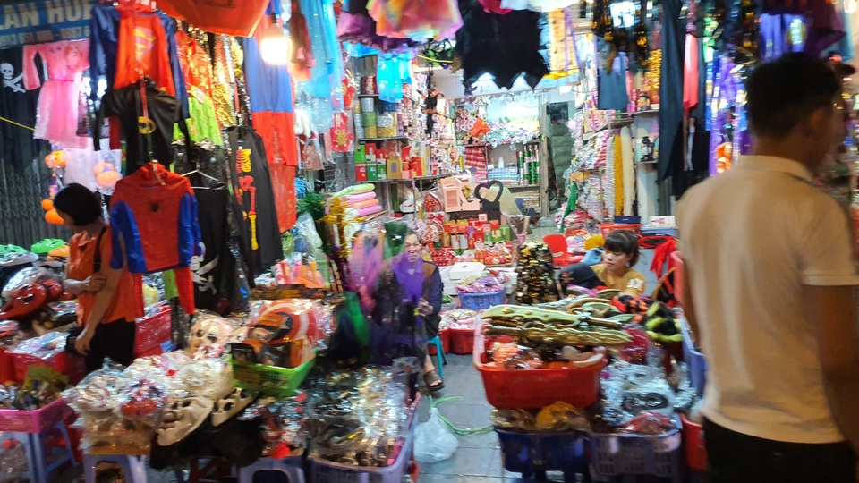 Phố Hàng Mã thưa thớt lạ lùng đúng đêm Halloween - 10 Phố Hàng Mã thưa thớt lạ lùng đúng đêm Halloween - 10