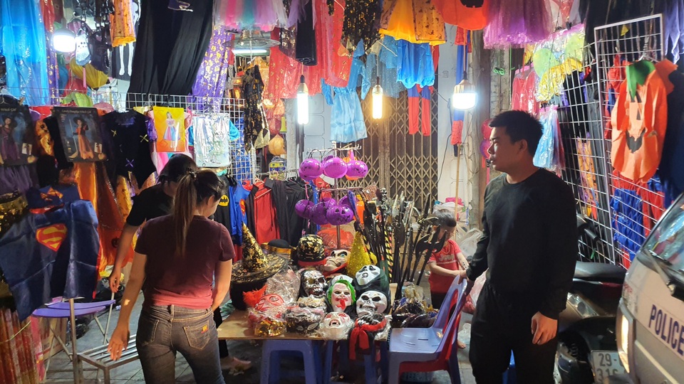 Phố Hàng Mã thưa thớt lạ lùng đúng đêm Halloween - 5 Phố Hàng Mã thưa thớt lạ lùng đúng đêm Halloween - 5