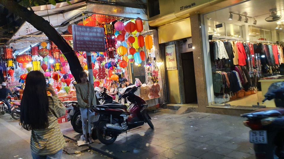 Phố Hàng Mã thưa thớt lạ lùng đúng đêm Halloween - 8 Phố Hàng Mã thưa thớt lạ lùng đúng đêm Halloween - 8