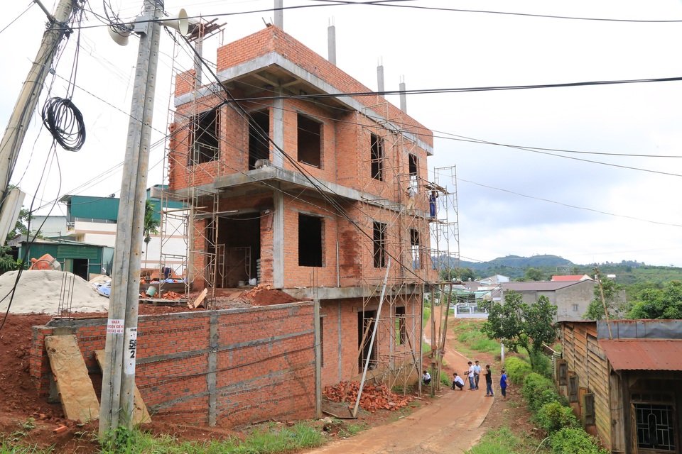 Nam công nhân gặp tai nạn phát lộ công trình thi công sai phép tại Đắk Nông - 2 Nam công nhân gặp tai nạn phát lộ công trình thi công sai phép tại Đắk Nông - 2