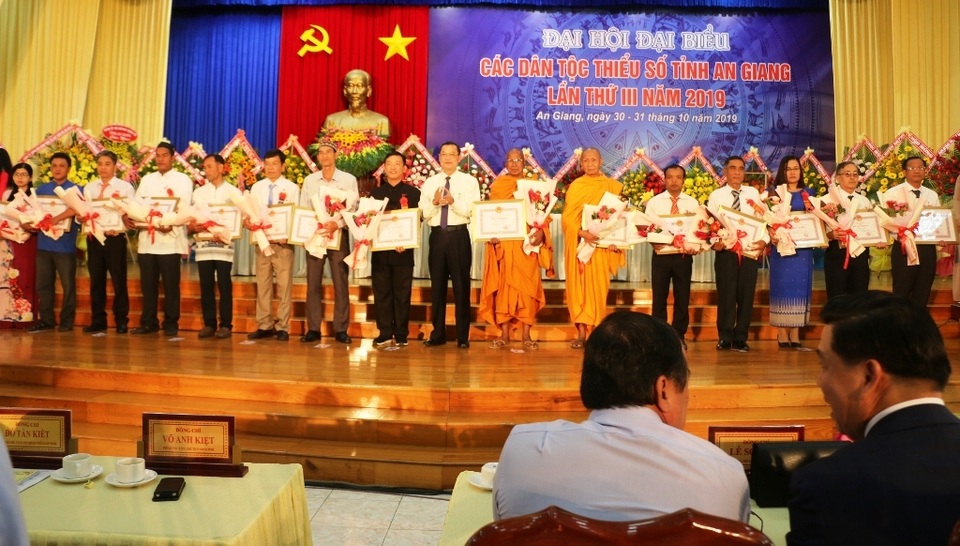 An Giang đẩy mạnh công tác giảm nghèo cho đồng bào dân tộc - 3 An Giang đẩy mạnh công tác giảm nghèo cho đồng bào dân tộc - 3