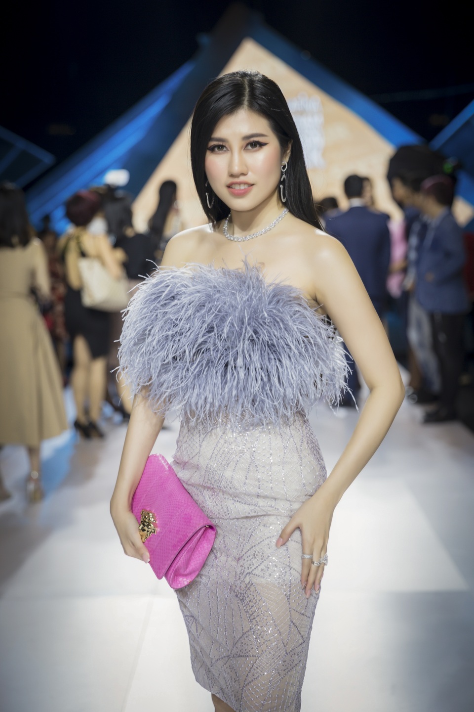 Emily Hồng Nhung nổi bật tại tuần lễ Thời trang Quốc tế Việt Nam - 5 Emily Hồng Nhung nổi bật tại tuần lễ Thời trang Quốc tế Việt Nam - 5