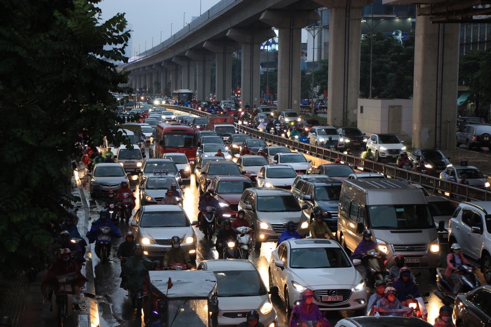 Hà Nội: Mưa lạnh trút xuống đúng giờ tan tầm, đường phố ùn tắc kinh hoàng - 8 Hà Nội: Mưa lạnh trút xuống đúng giờ tan tầm, đường phố ùn tắc kinh hoàng - 8