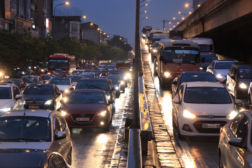 Hà Nội: Mưa lạnh trút xuống đúng giờ tan tầm, đường phố ùn tắc kinh hoàng - 12 Hà Nội: Mưa lạnh trút xuống đúng giờ tan tầm, đường phố ùn tắc kinh hoàng - 12