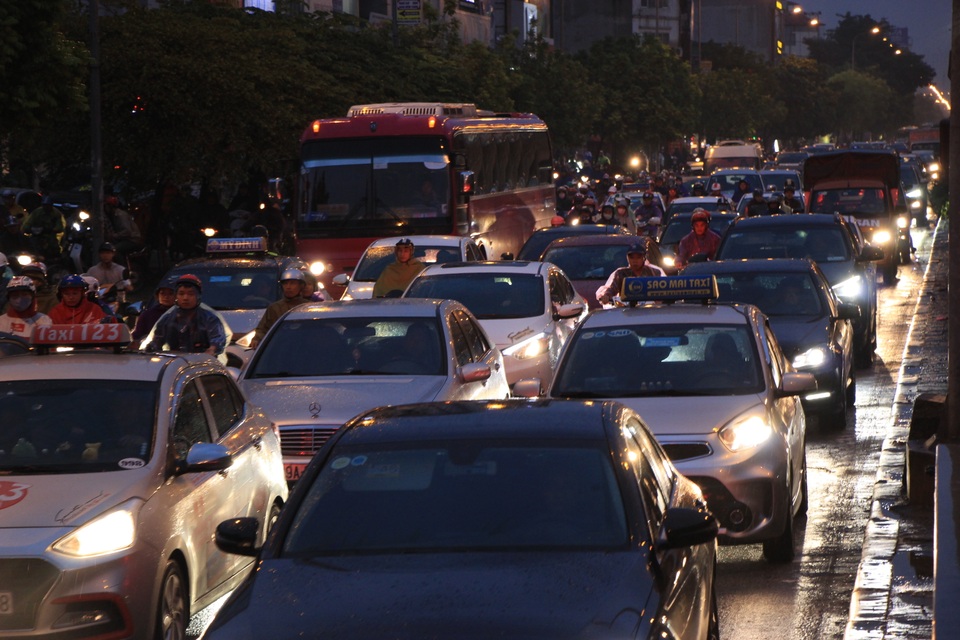 Hà Nội: Mưa lạnh trút xuống đúng giờ tan tầm, đường phố ùn tắc kinh hoàng - 11 Hà Nội: Mưa lạnh trút xuống đúng giờ tan tầm, đường phố ùn tắc kinh hoàng - 11