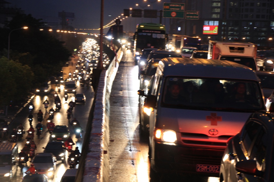 Hà Nội: Mưa lạnh trút xuống đúng giờ tan tầm, đường phố ùn tắc kinh hoàng - 14 Hà Nội: Mưa lạnh trút xuống đúng giờ tan tầm, đường phố ùn tắc kinh hoàng - 14