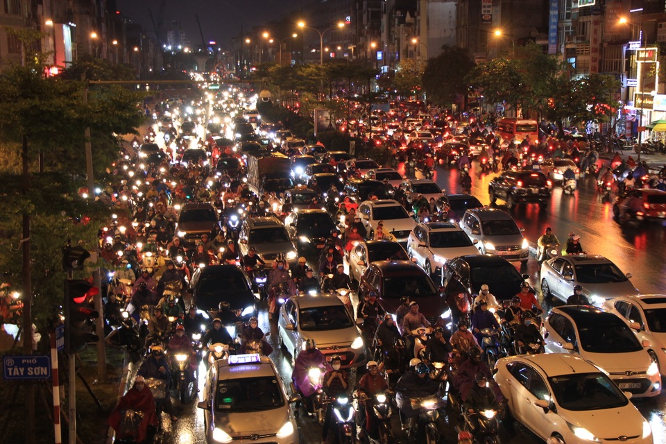 Hà Nội: Mưa lạnh trút xuống đúng giờ tan tầm, đường phố ùn tắc kinh hoàng - 3 Hà Nội: Mưa lạnh trút xuống đúng giờ tan tầm, đường phố ùn tắc kinh hoàng - 3