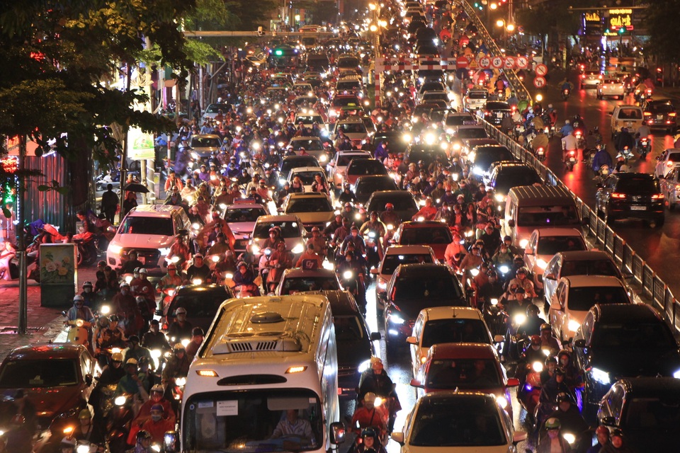 Hà Nội: Mưa lạnh trút xuống đúng giờ tan tầm, đường phố ùn tắc kinh hoàng - 1 Hà Nội: Mưa lạnh trút xuống đúng giờ tan tầm, đường phố ùn tắc kinh hoàng - 1