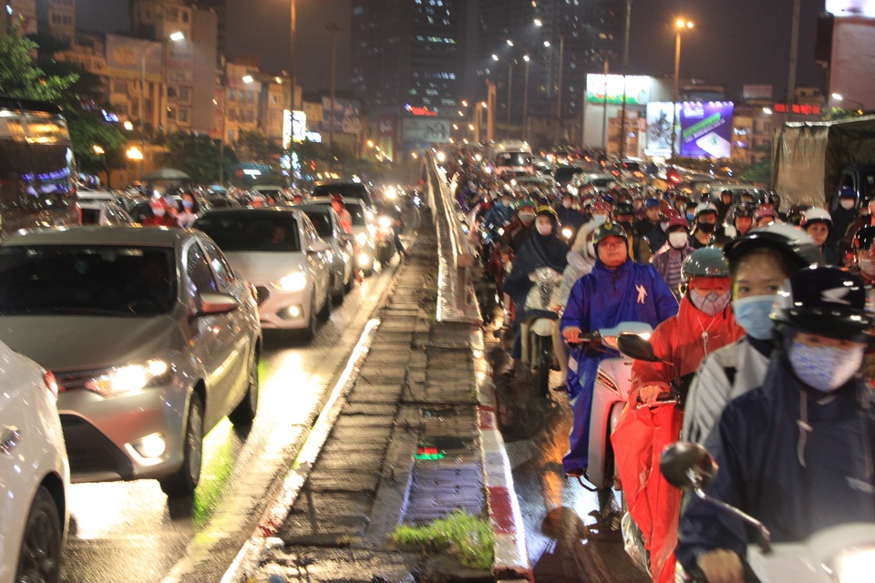 Hà Nội: Mưa lạnh trút xuống đúng giờ tan tầm, đường phố ùn tắc kinh hoàng - 5 Hà Nội: Mưa lạnh trút xuống đúng giờ tan tầm, đường phố ùn tắc kinh hoàng - 5
