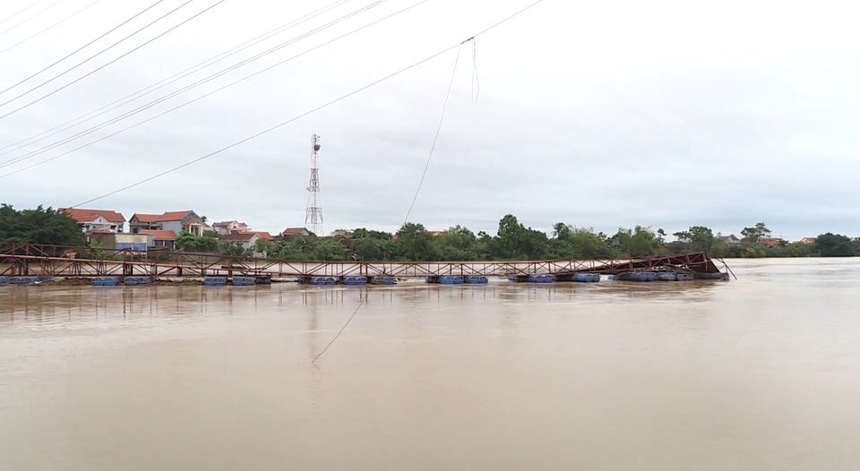 Lũ cuốn trôi cầu phao, hơn 3.000m đê bị sạt lở - 1 Lũ cuốn trôi cầu phao, hơn 3.000m đê bị sạt lở - 1