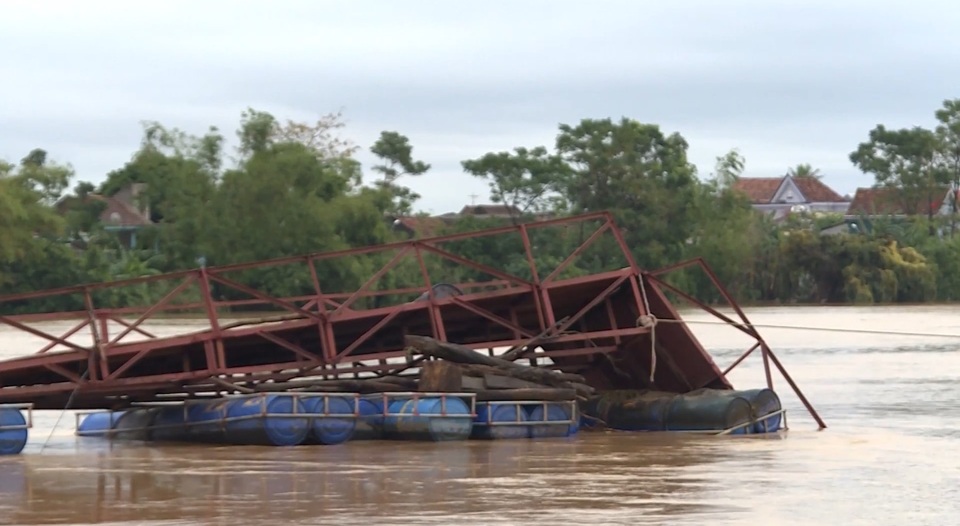 Lũ cuốn trôi cầu phao, hơn 3.000m đê bị sạt lở - 2 Lũ cuốn trôi cầu phao, hơn 3.000m đê bị sạt lở - 2