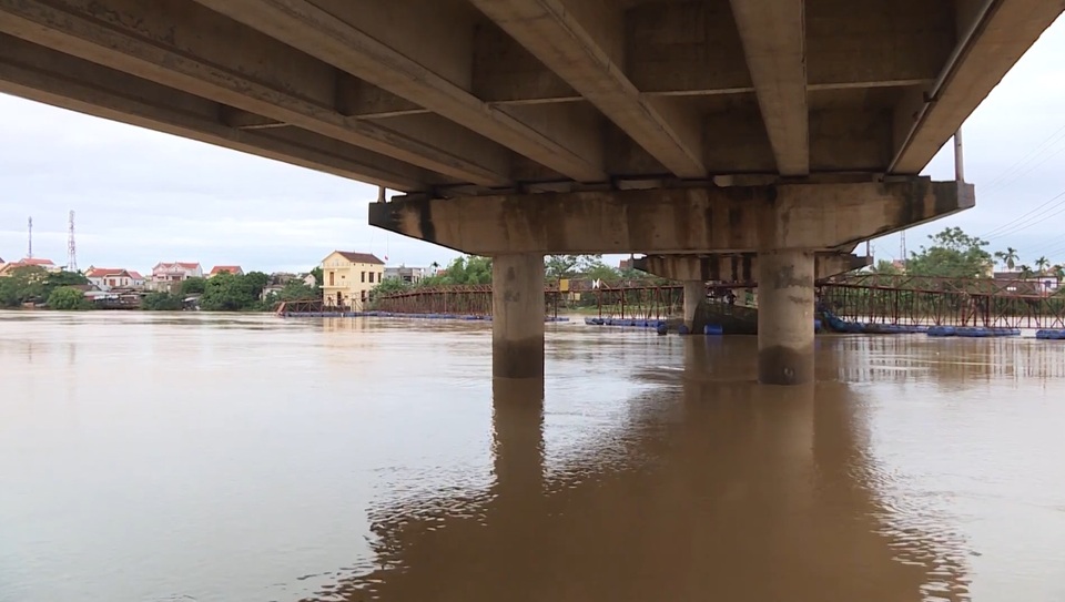 Lũ cuốn trôi cầu phao, hơn 3.000m đê bị sạt lở - 3 Lũ cuốn trôi cầu phao, hơn 3.000m đê bị sạt lở - 3