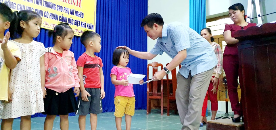 Nhiều tấm lòng vàng đến với người dân, học sinh nghèo tại tỉnh Quảng Nam - 3 Nhiều tấm lòng vàng đến với người dân, học sinh nghèo tại tỉnh Quảng Nam - 3