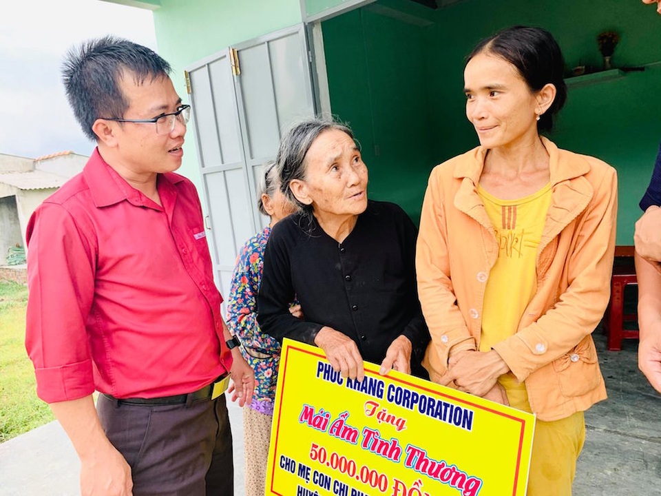 Nhiều tấm lòng vàng đến với người dân, học sinh nghèo tại tỉnh Quảng Nam - 4 Nhiều tấm lòng vàng đến với người dân, học sinh nghèo tại tỉnh Quảng Nam - 4