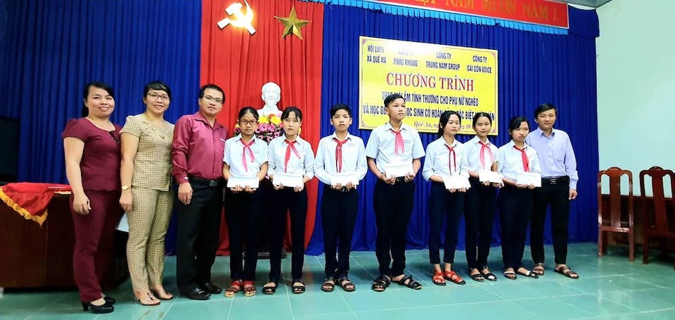 Nhiều tấm lòng vàng đến với người dân, học sinh nghèo tại tỉnh Quảng Nam - 8 Nhiều tấm lòng vàng đến với người dân, học sinh nghèo tại tỉnh Quảng Nam - 8