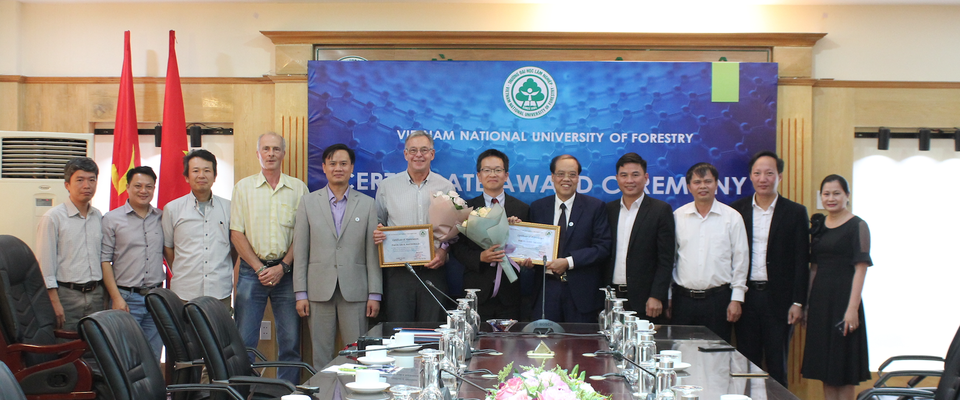 Giáo sư Mỹ hỗ trợ, quyên góp tiền tặng học bổng cho sinh viên nghèo Việt Nam - 4 Giáo sư Mỹ hỗ trợ, quyên góp tiền tặng học bổng cho sinh viên nghèo Việt Nam - 4