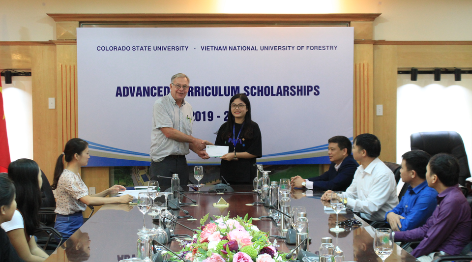 Giáo sư Mỹ hỗ trợ, quyên góp tiền tặng học bổng cho sinh viên nghèo Việt Nam - 1 Giáo sư Mỹ hỗ trợ, quyên góp tiền tặng học bổng cho sinh viên nghèo Việt Nam - 1