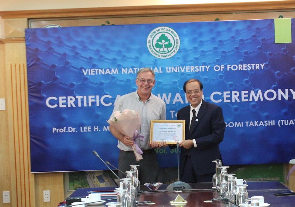 Giáo sư Mỹ hỗ trợ, quyên góp tiền tặng học bổng cho sinh viên nghèo Việt Nam - 3 Giáo sư Mỹ hỗ trợ, quyên góp tiền tặng học bổng cho sinh viên nghèo Việt Nam - 3