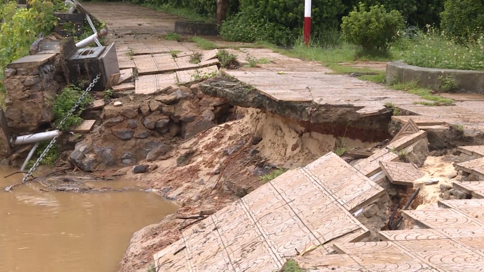 Lũ cuốn trôi cầu phao, hơn 3.000m đê bị sạt lở - 4 Lũ cuốn trôi cầu phao, hơn 3.000m đê bị sạt lở - 4