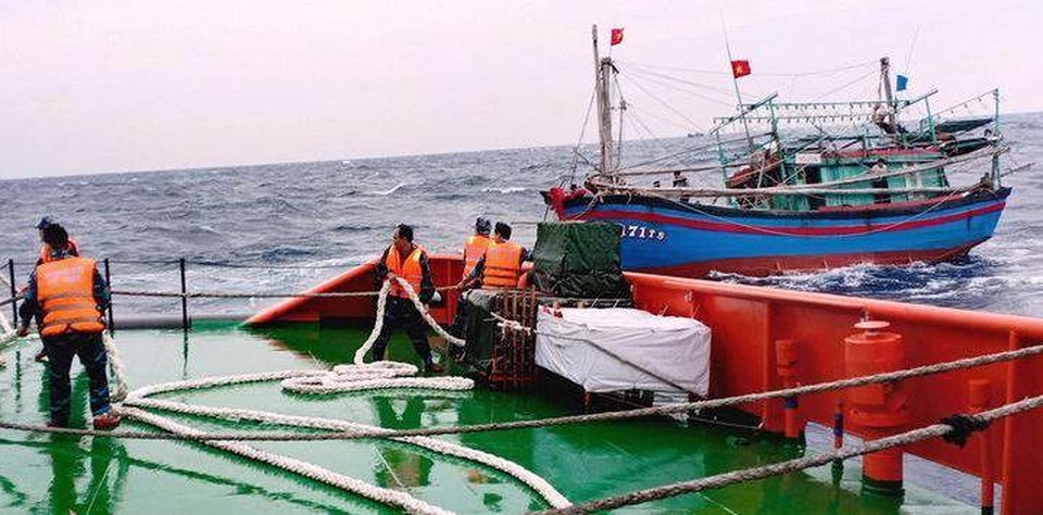 Cứu kịp thời 9 ngư dân gặp nạn trên biển - 1 Cứu kịp thời 9 ngư dân gặp nạn trên biển - 1