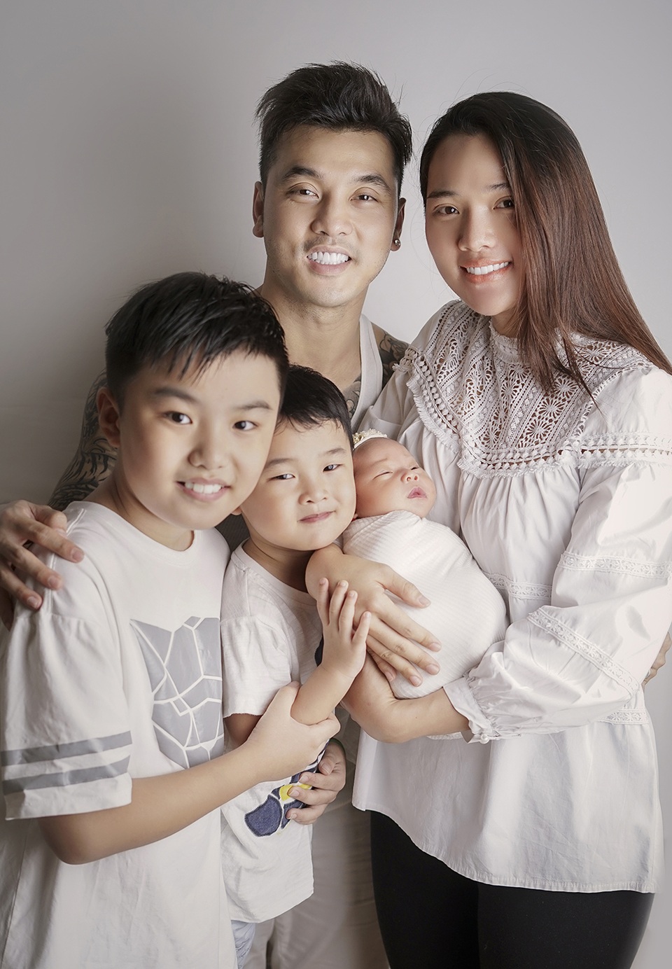 Ưng Hoàng Phúc khoe ảnh gia đình hạnh phúc - 2 Ưng Hoàng Phúc khoe ảnh gia đình hạnh phúc - 2
