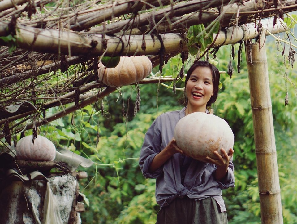 Cận cảnh cuộc sống đẹp như mơ của cô gái được ví là “tiên nữ đồng quê” của Việt Nam - 1 Cận cảnh cuộc sống đẹp như mơ của cô gái được ví là “tiên nữ đồng quê” của Việt Nam - 1